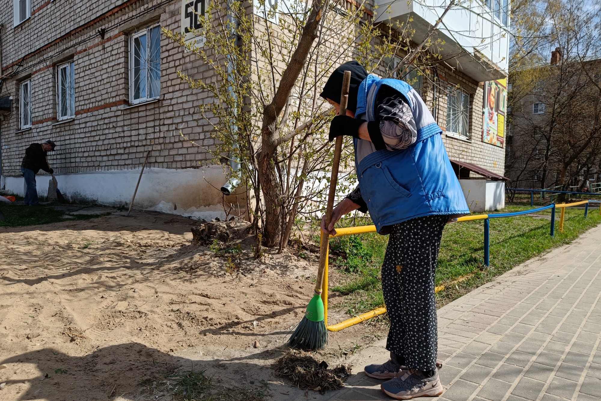 УК «Иверское» поддержала субботник у дома 50 в микрорайоне Гоголя